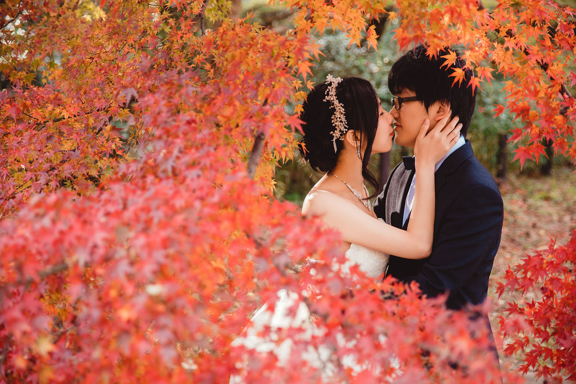 京都の鮮やかな紅葉に包まれたロマンチックな前撮りポートレート