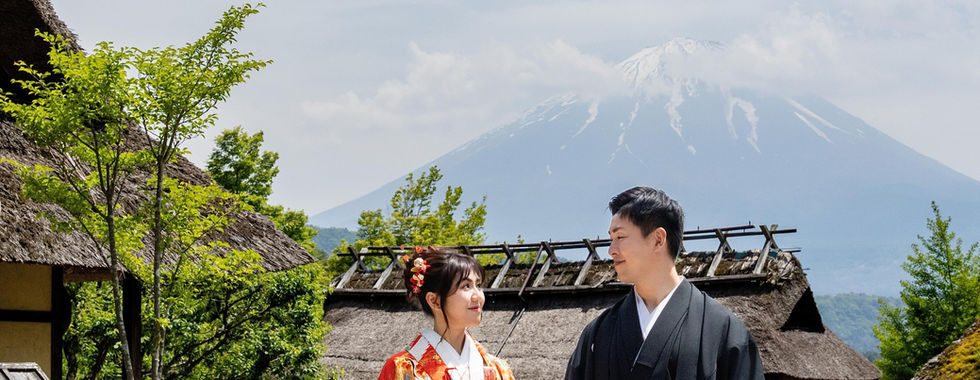 新倉山浅間公園で草原と富士山を背景にしたロマンチックなポートレート|伝統的な街並み