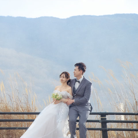 mount fuji lakeside wedding photoshoot couple sitting