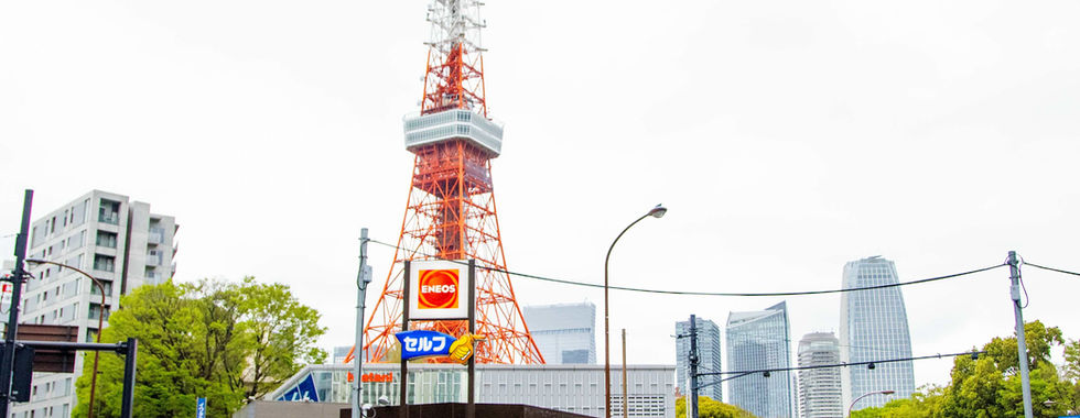 新人走在東京鐵塔城市景色旁拍攝婚紗照。