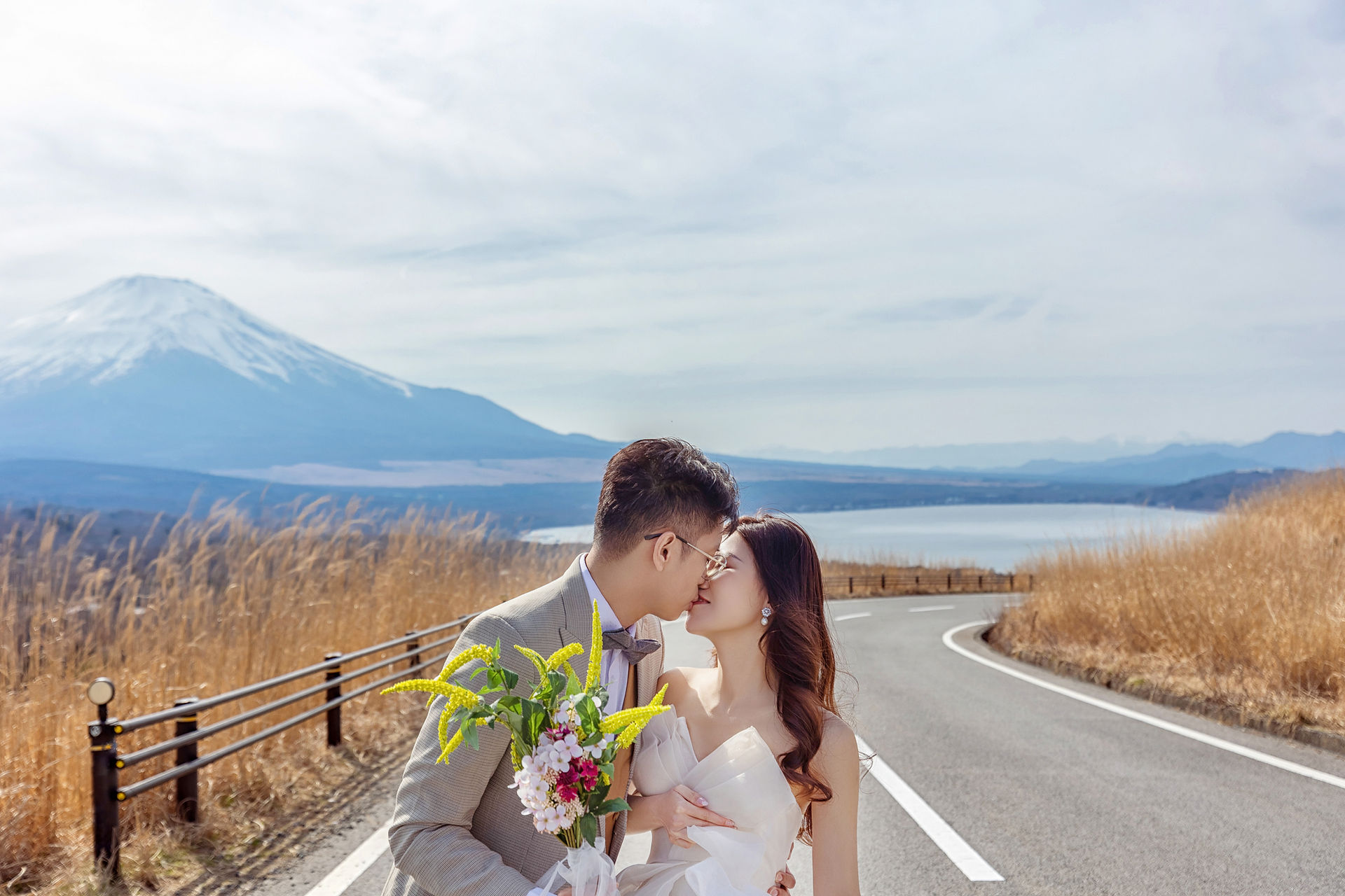 新人在富士吉田街景與富士山視角中拍攝時尚婚紗。
