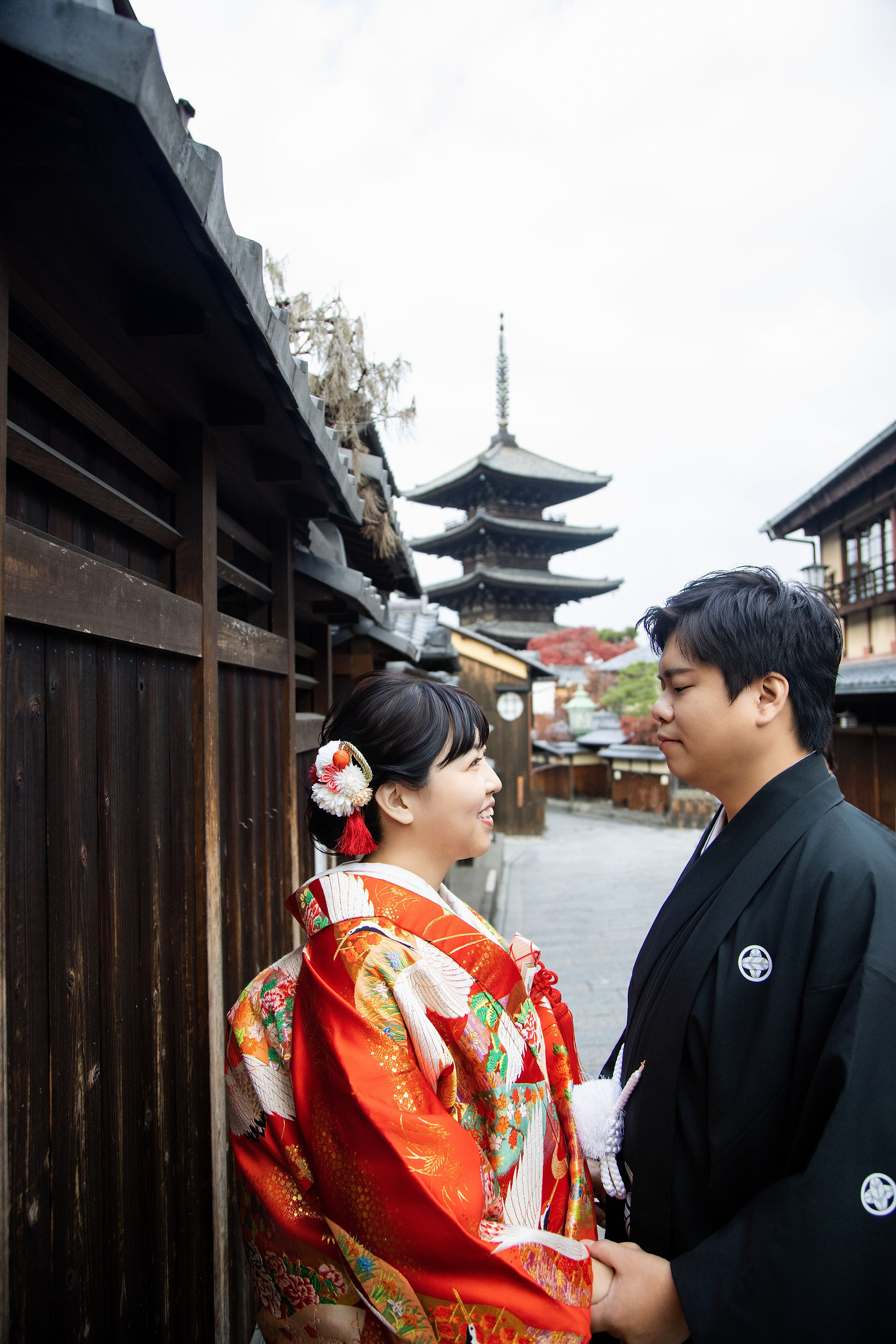 bride portrait with yasaka pagoda background in kyoto