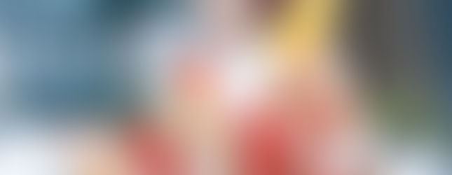 홋카이도 니시노 신사의 눈景과 전통 기모노 웨딩 촬영에서 촬영한 우아한 신부와 신랑의 일본 웨딩사진.