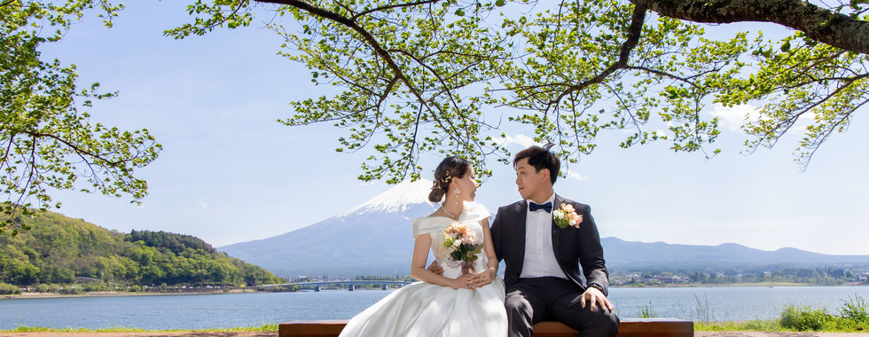 couple portrait beside lake with mount fuji at oishi park