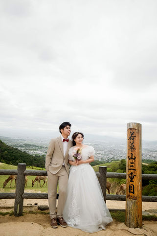 couple wedding portrait at wakakusayama overlook nara