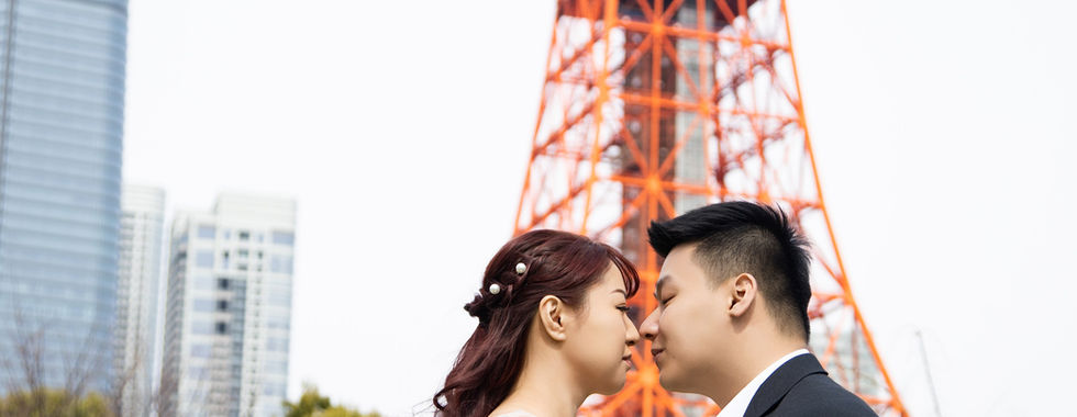 新人在春季以東京鐵塔為背景拍攝浪漫婚紗照。
