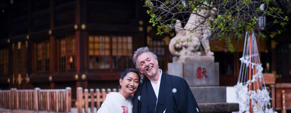 新人在寧靜寺院庭院中拍攝傳統神社婚紗照。