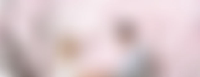新人在春季櫻花樹下拍攝浪漫婚紗照。