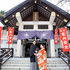 hokkaido shrine wedding kimono photoshoot couple red torii