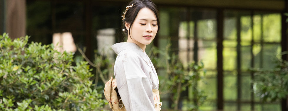 新娘穿著優雅和服在日式庭園旁拍攝婚紗肖像。