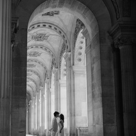 paris prewedding bride arch hallway black white