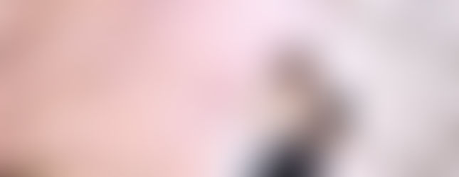 新人在東京粉色櫻花樹下拍攝浪漫婚紗照。