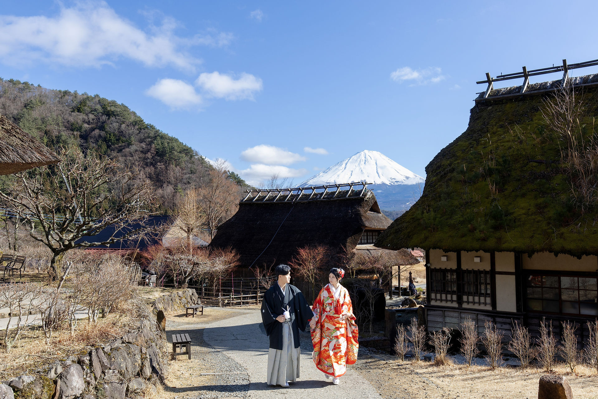 traditional japanese wedding portrait with mount fuji at saiko iyashi no sato