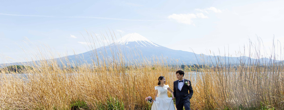 新人在河口湖拍攝浪漫婚紗照,背景可清楚看見富士山。