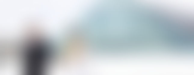 삿포로 모에레누마 공원의 겨울 설경과 현대적인 프리웨딩 촬영에서 촬영한 영화 같은 커플 프리웨딩 포트레이트.