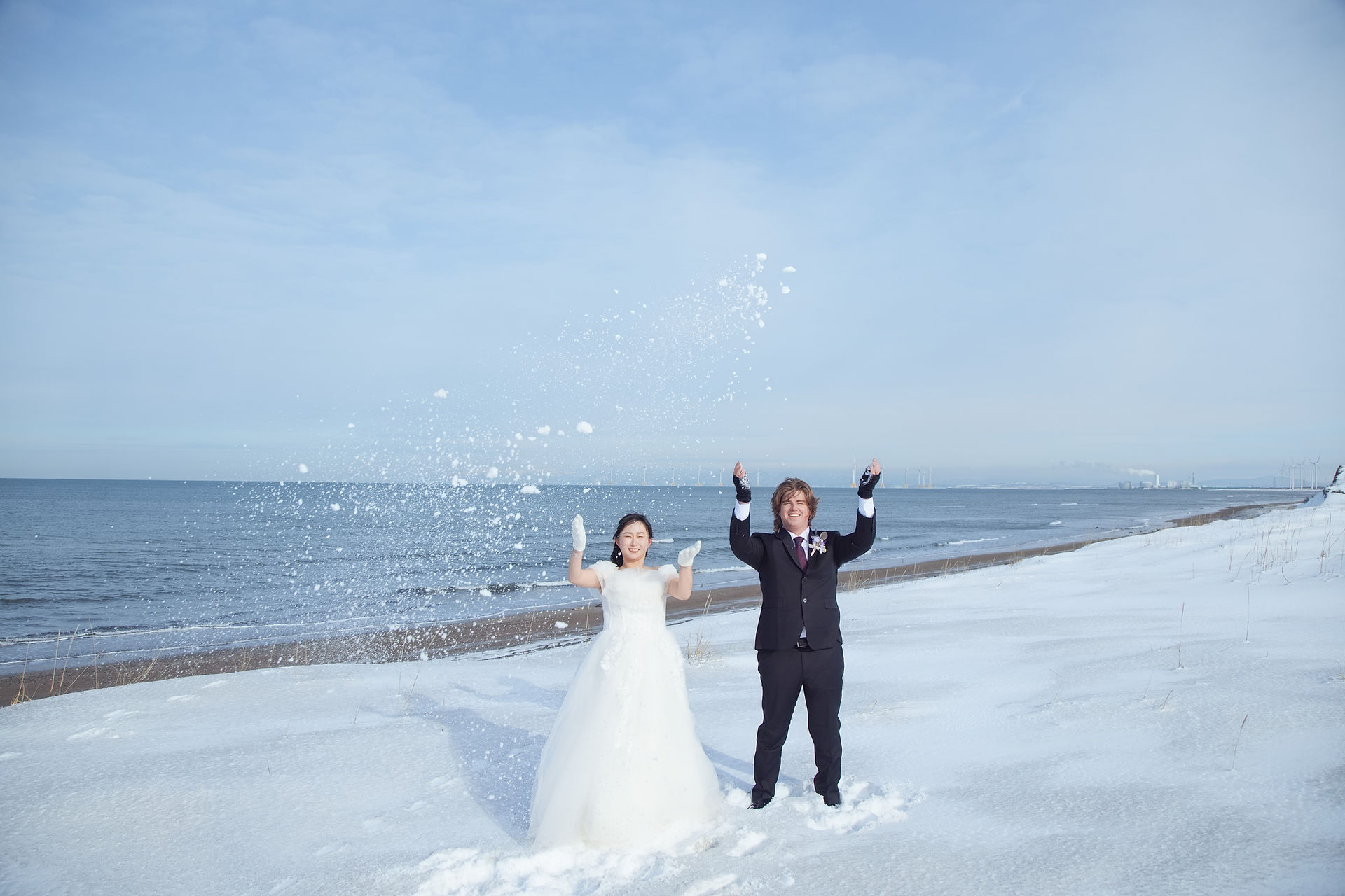 北海道日式和服雪景婚紗攝影｜新人於冬季神社前合影