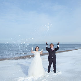 hokkaido beach winter wedding photoshoot couple wide