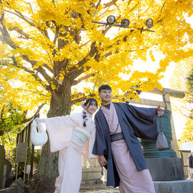 tokyo ginkgo autumn kimono photoshoot couple yellow leaves