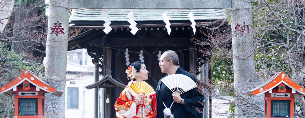 新人在歷史神社大門前拍攝傳統日式婚紗照。