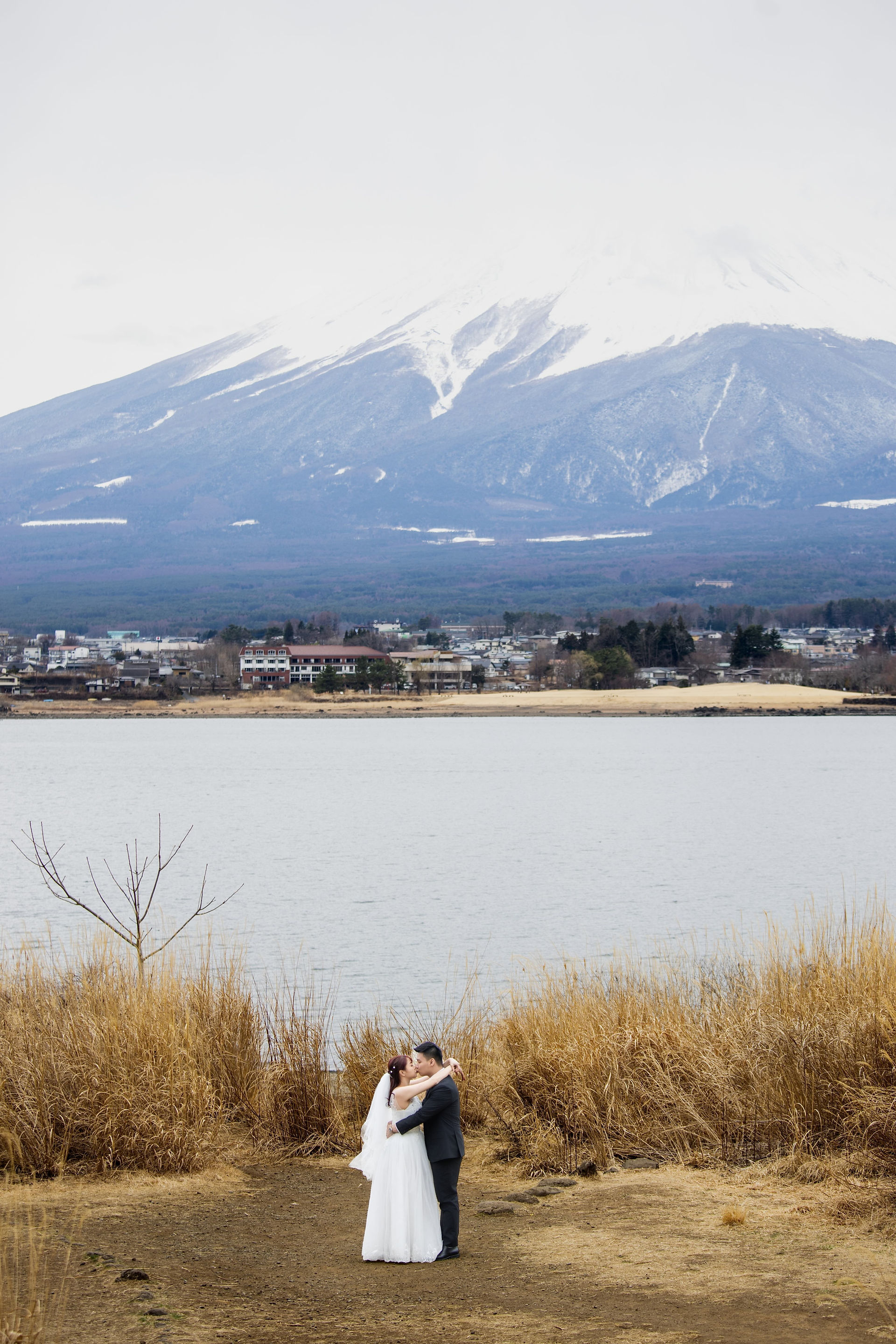 Mount Fuji pre-wedding photography in an open natural landscape