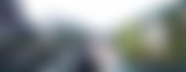 오타루 운하의 눈景과 역사적인 거리 프리웨딩 촬영를 배경으로 서로를 바라보는 신랑신부 사진.