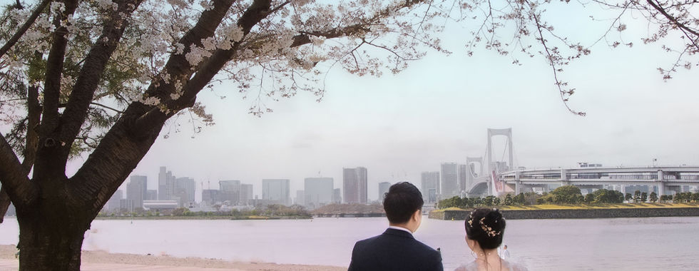 新人在海邊櫻花樹下拍攝自然婚紗照。