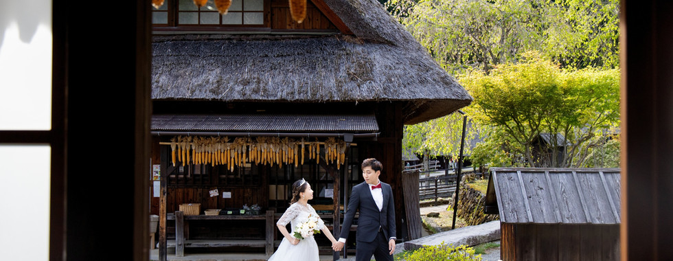 新人在精進湖湖畔與富士山倒影前拍攝浪漫婚紗攝影。