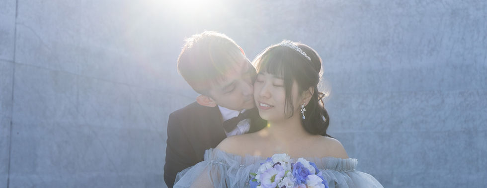 삿포로 모에레누마 공원의 겨울 설경과 현대적인 프리웨딩 촬영에서 촬영한 우아한 신부와 신랑의 일본 웨딩사진.
