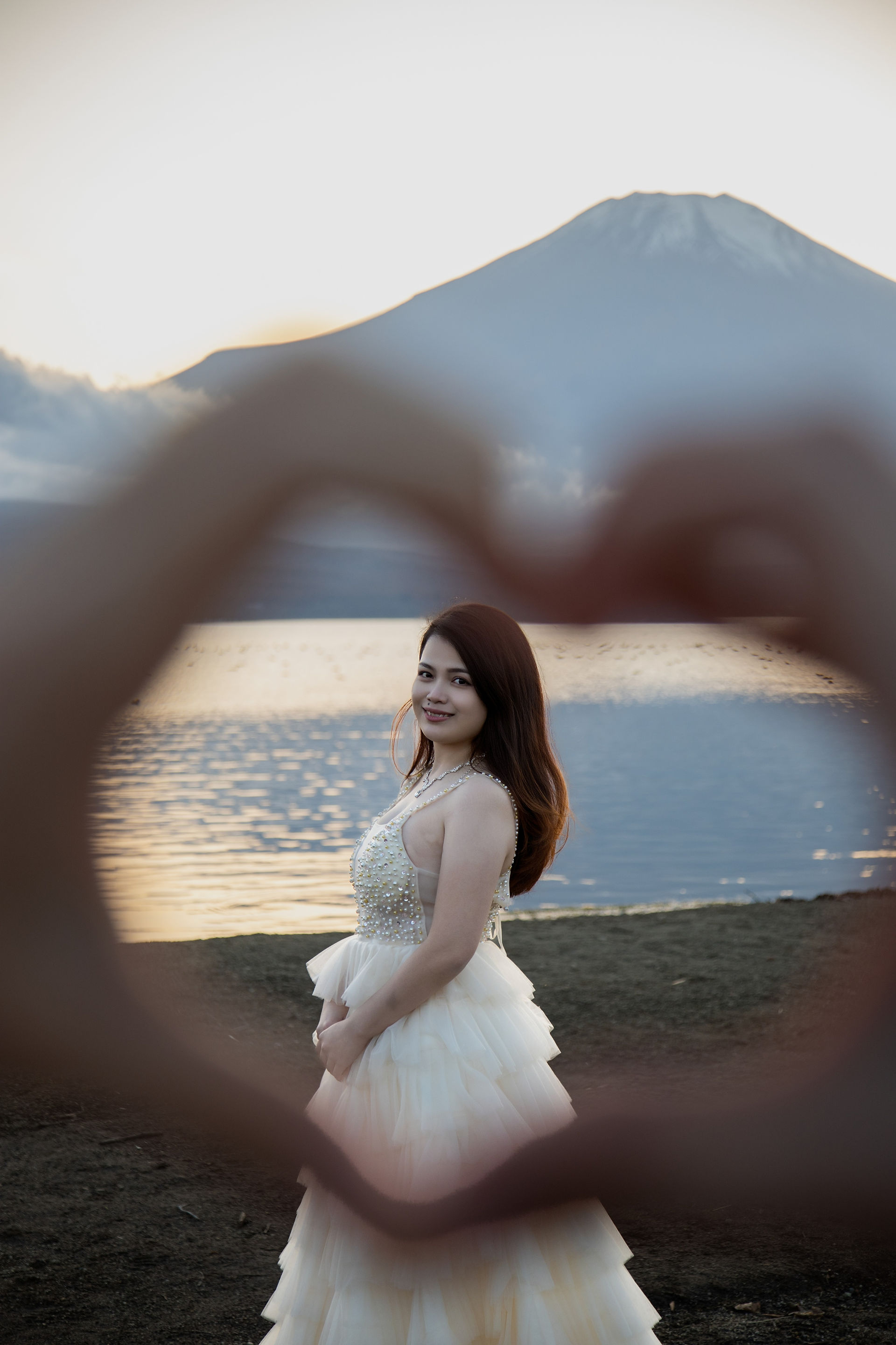 西湖いやしの里根場で自然光に包まれた海外カップルの富士山ウェディングフォト｜秋の草原
