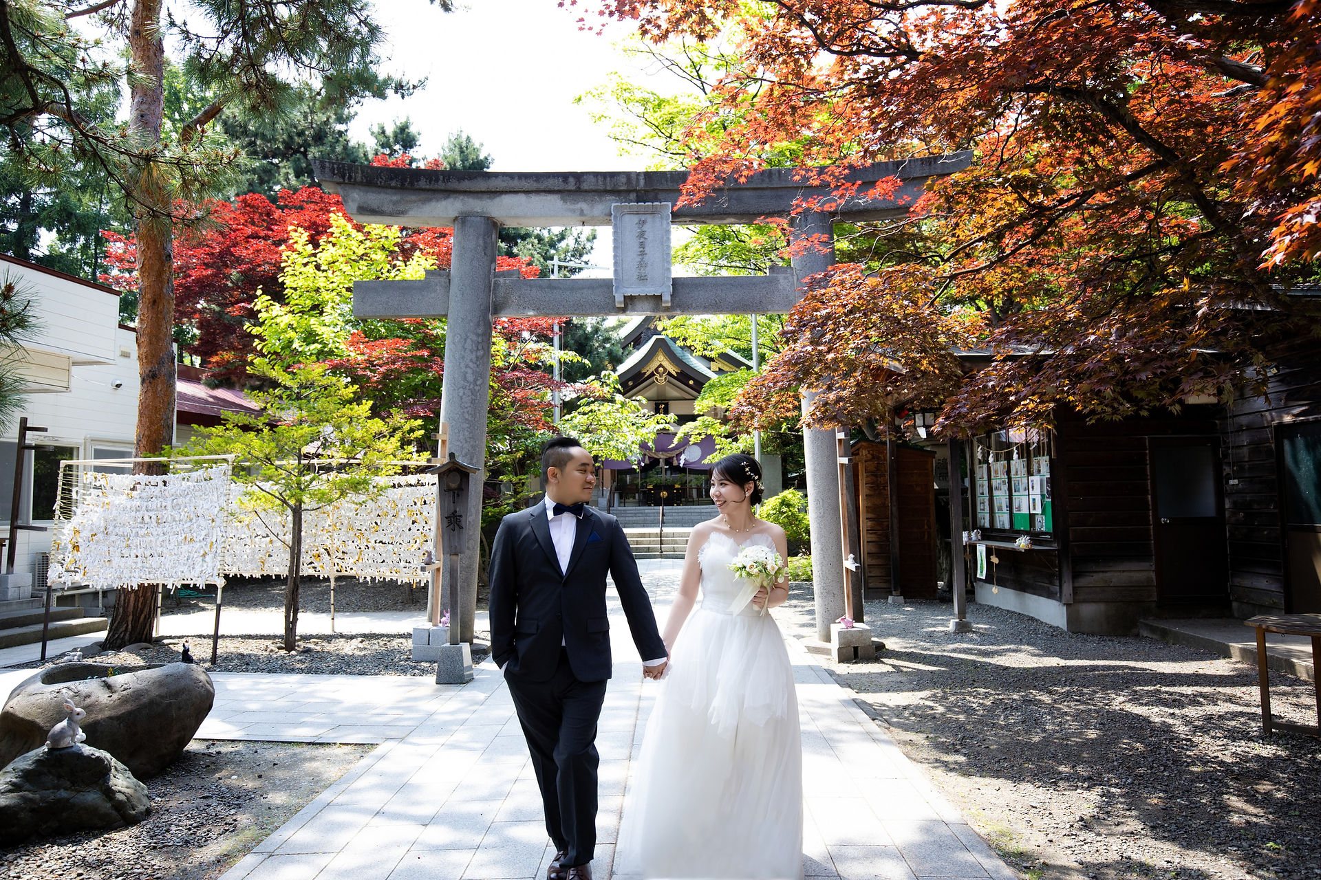 北海道の庭園と紅葉と池を背景にした新郎新婦の前撮り