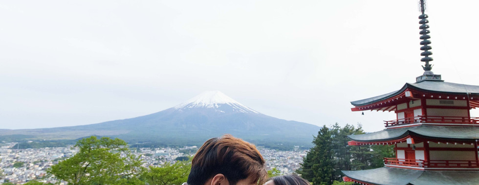 新人於新倉富士淺間神社與富士山背景前拍攝婚紗照。