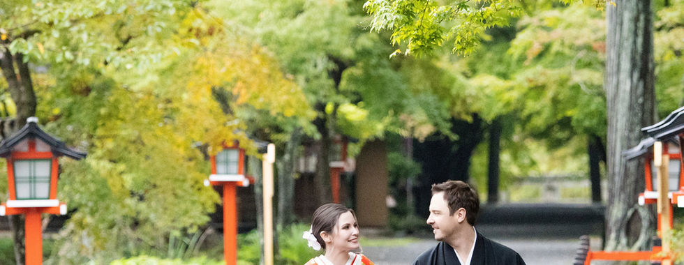 新人於京都初夏綠意與古街中拍攝婚紗攝影。