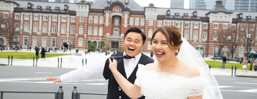 新人在東京車站前拍攝開心自然的婚紗照。