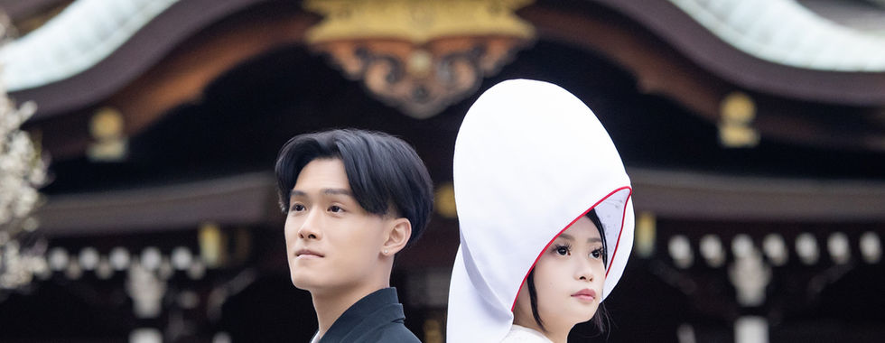 新人穿著白無垢與紋付袴在東京神社拍攝浪漫婚紗照。