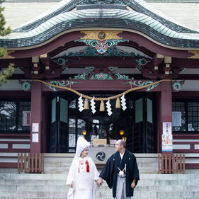 tokyo shrine wedding kimono couple architecture detail