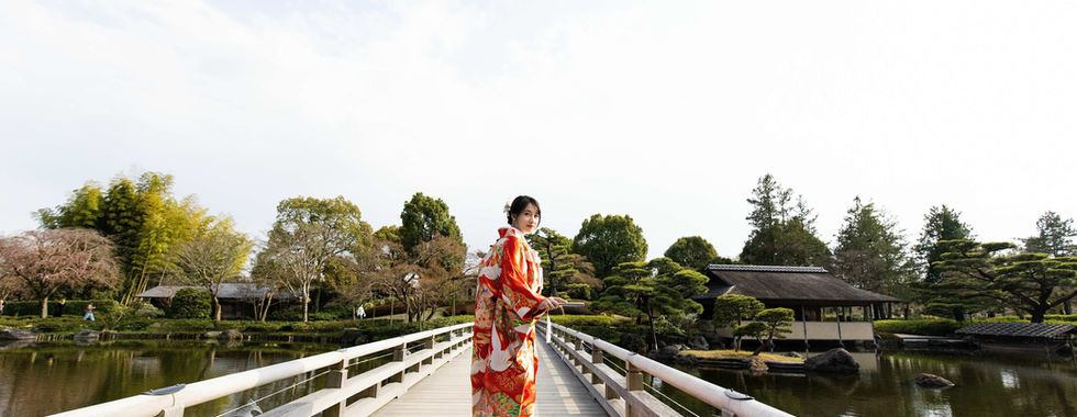 新娘穿著傳統日式婚禮服在池塘橋邊拍攝肖像。