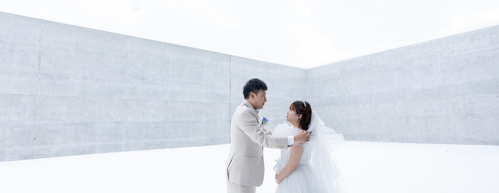 삿포로 모에레누마 공원의 겨울 설경과 현대적인 프리웨딩 촬영에서 자연스럽게 걷는 신랑신부의 프리웨딩 사진.