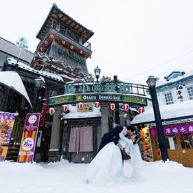 otaru canal winter wedding photoshoot street entrance