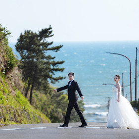 kamakura seaside pre wedding photoshoot couple walking coast