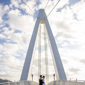 taipei prewedding couple walking bridge city view