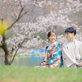 hokkaido kimono photoshoot couple cherry blossom close