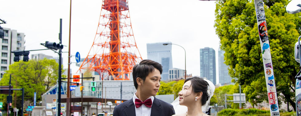 新人在芝公園東京鐵塔路口拍攝城市婚紗照。