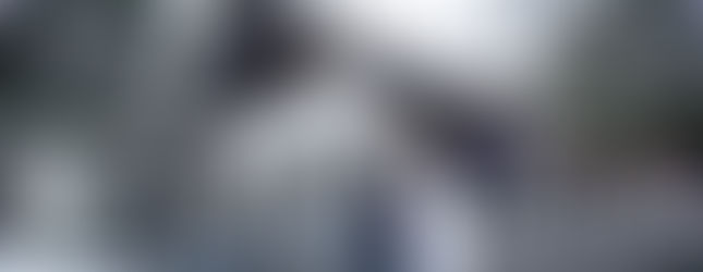 홋카이도 도요히라 신사의 전통 기모노 웨딩 촬영를 배경으로 한 신랑신부의 감성적인 웨딩촬영 사진.