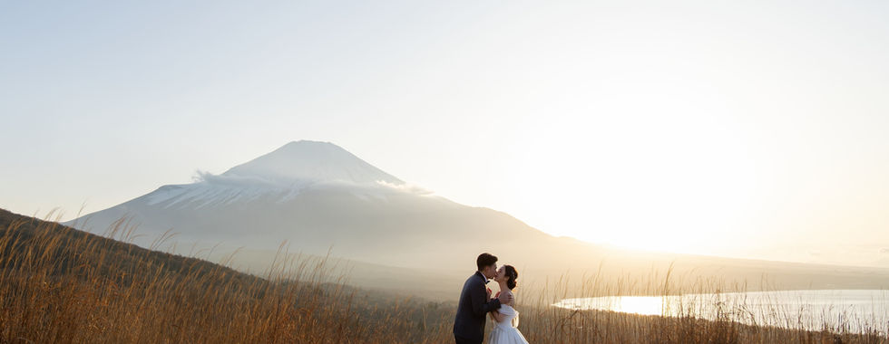 田貫湖で和装の新郎新婦が日本らしい風景で撮影する前撮り|春の桜