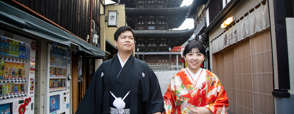 couple portrait at historic temple gate near yasaka pagoda