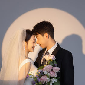studio wedding photoshoot couple close romantic bouquet