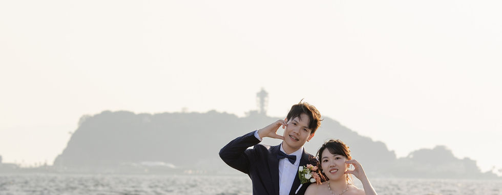 新人在七里濱沙灘上牽手拍攝婚紗照。