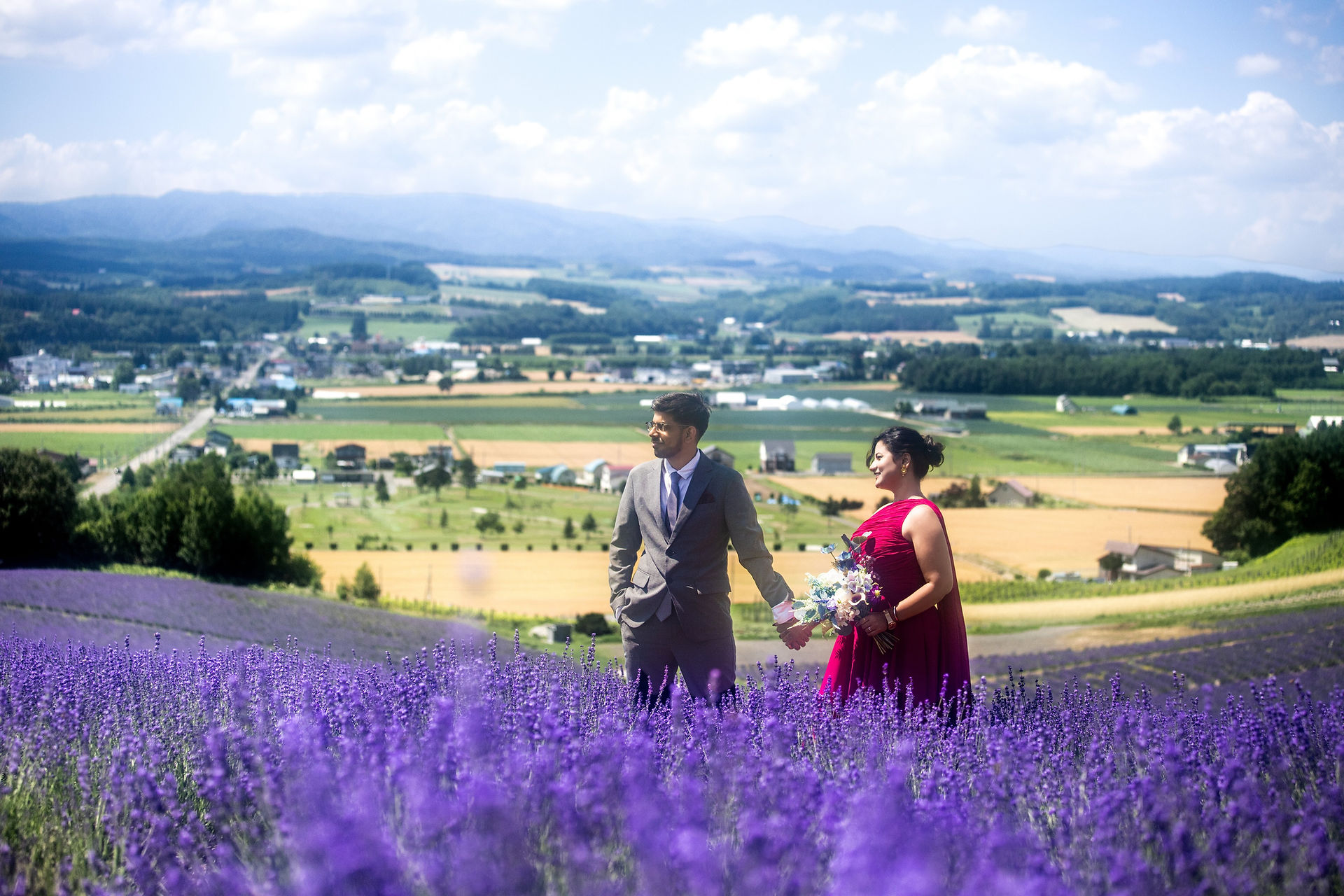 富良野の白いアーチの下で撮影したロマンチックな新郎新婦写真。