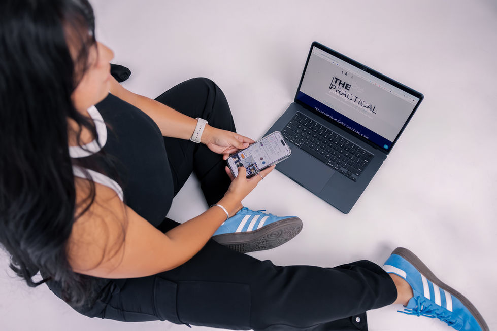 Fotos de branding para The Practical CEO mostrando planificación, estrategia y trabajo en equipo dentro de una plataforma educativa para dueñas de negocio.