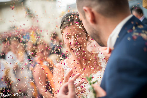 Mariés dans les confettis en fleurs séchées